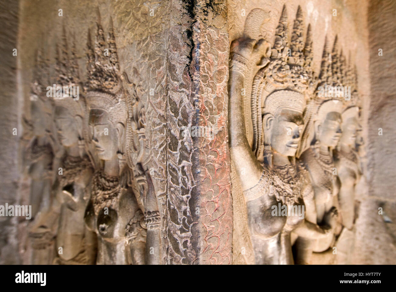 Vista orizzontale di intricati Apsrara ballerini sulle pareti di Angkor Wat in cambo Foto Stock