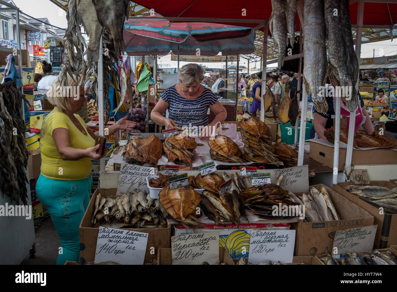 ODESSA, Ucraina - Agosto 13, 2015: Pesce venditori nel mercato Privoz, Odessa, Ucraina foto di donne anziane la vendita di pesce affumicato sull'iconico Privoz marke Foto Stock