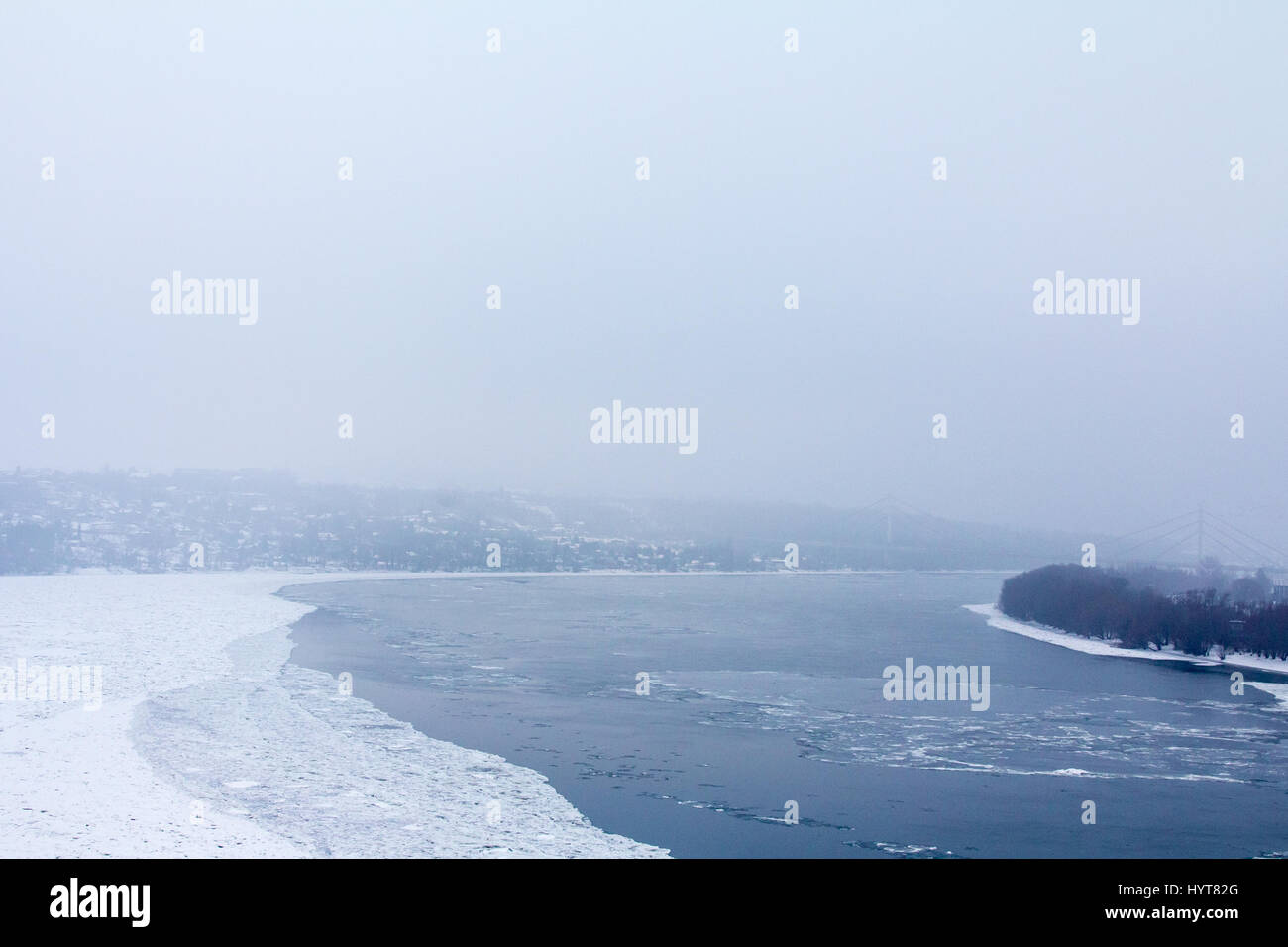 Congelati Danubio a Novi Sad Serbia, visto da di Petrovaradin Fortress immagine dell'Iced Danubio prese a Novi Sad, la seconda città della Serbia Foto Stock