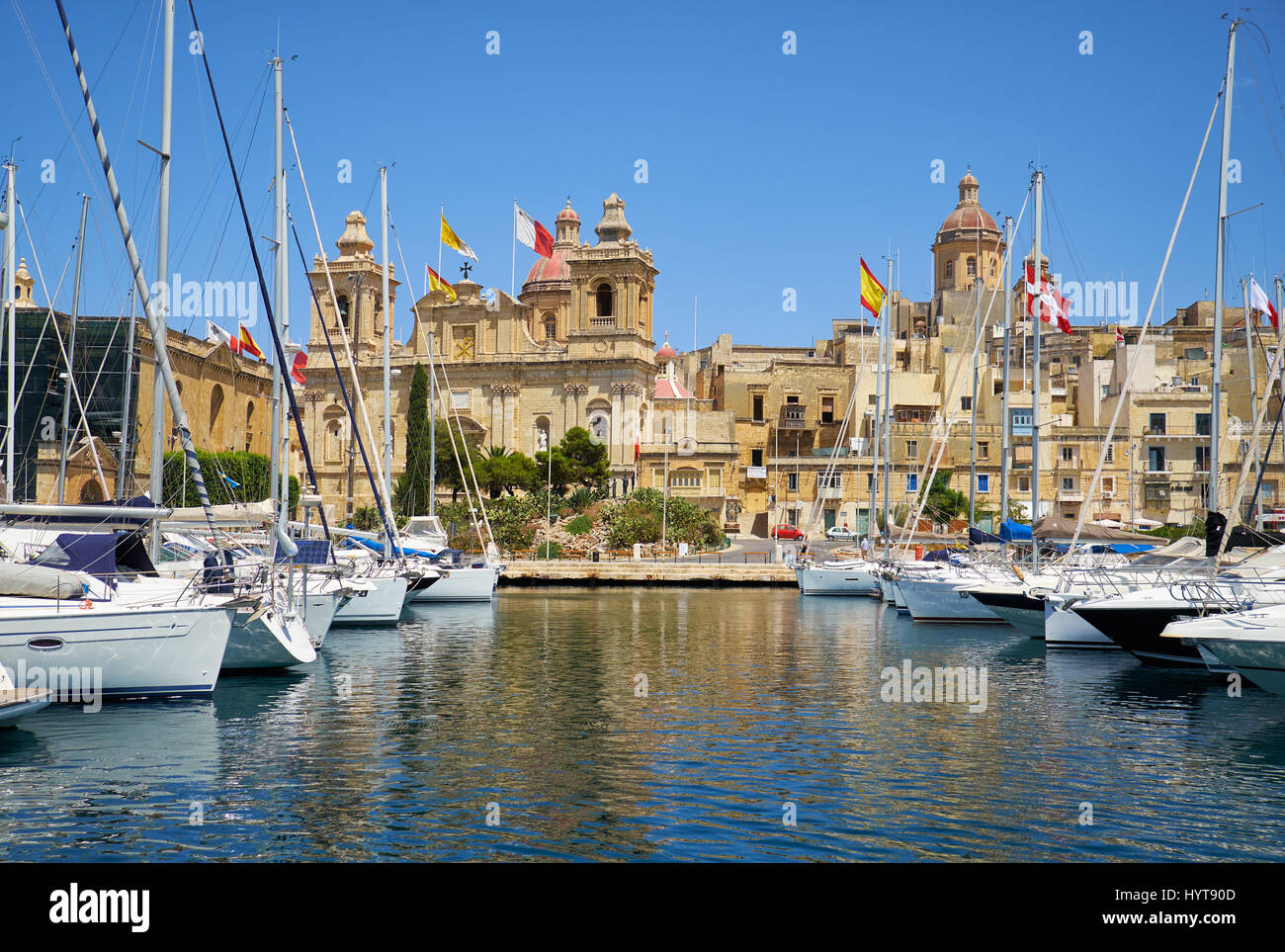 Gli yacht e barche ormeggiate nel porto di Dockyard Creek nella parte anteriore della chiesa di San Lorenzo. Birgu, Malta. Foto Stock