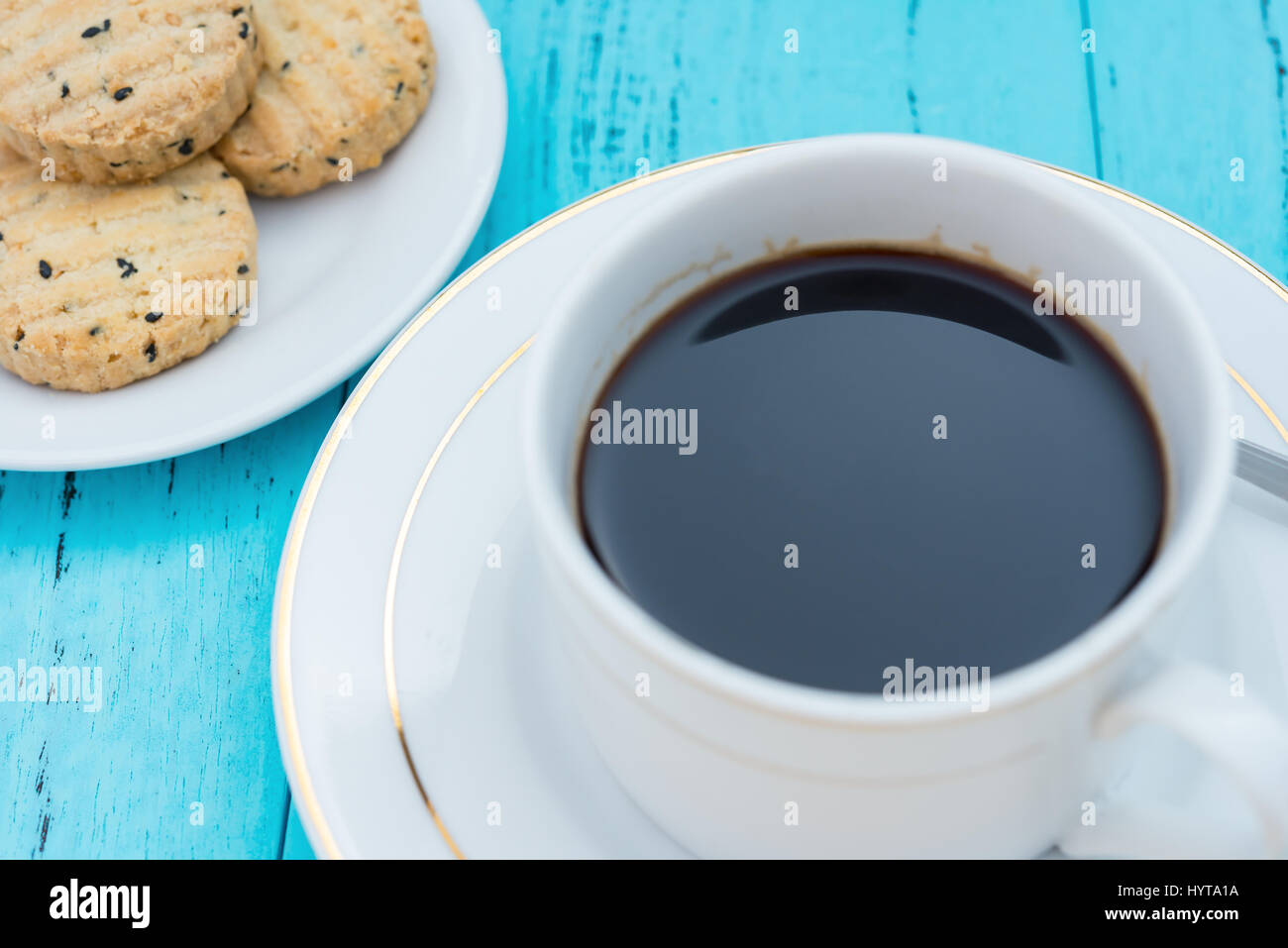In alto di caffè e biscotti con seasame su sfondo blu Foto Stock