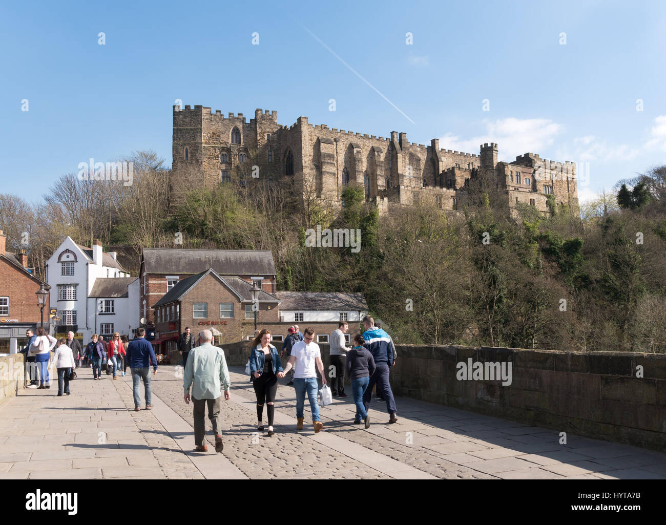Le persone che attraversano le Framwellgate bridge con Durham Castle in background, England, Regno Unito Foto Stock