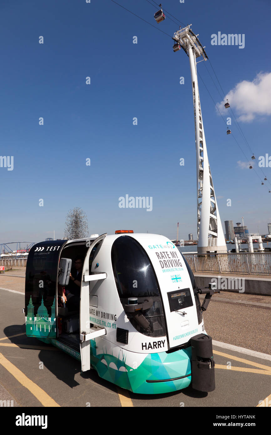 Una navetta driverless nel Nord Greenwich essendo testato dal gateway del progetto di aiuti per la realizzazione di veicoli autonomi in ambienti urbani. Foto Stock