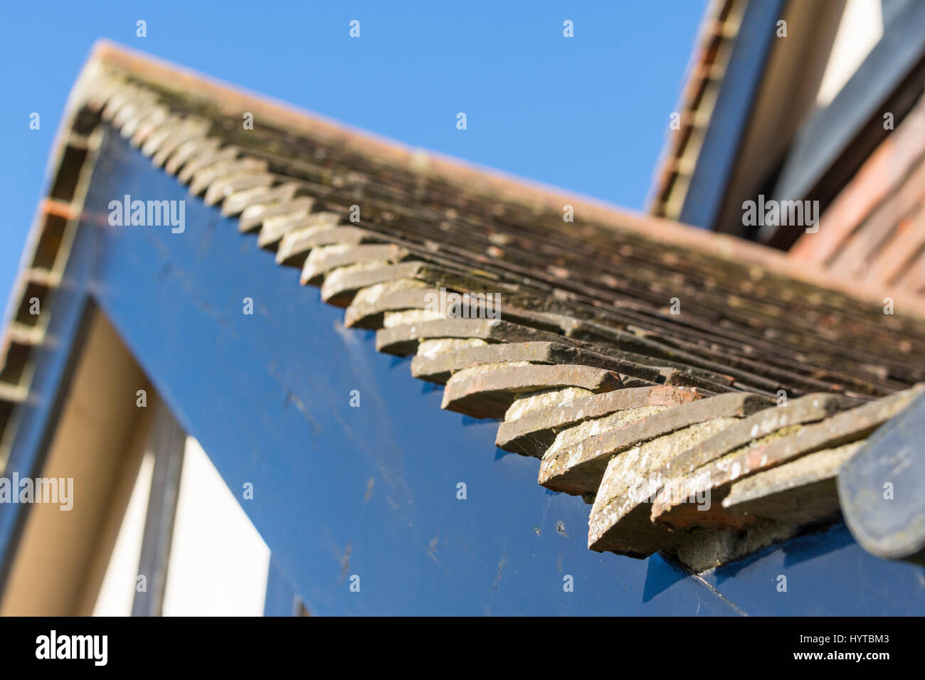 Tegole su un tetto spiovente sul 1930 finto stile tudor casa britannica nel Regno Unito. Foto Stock
