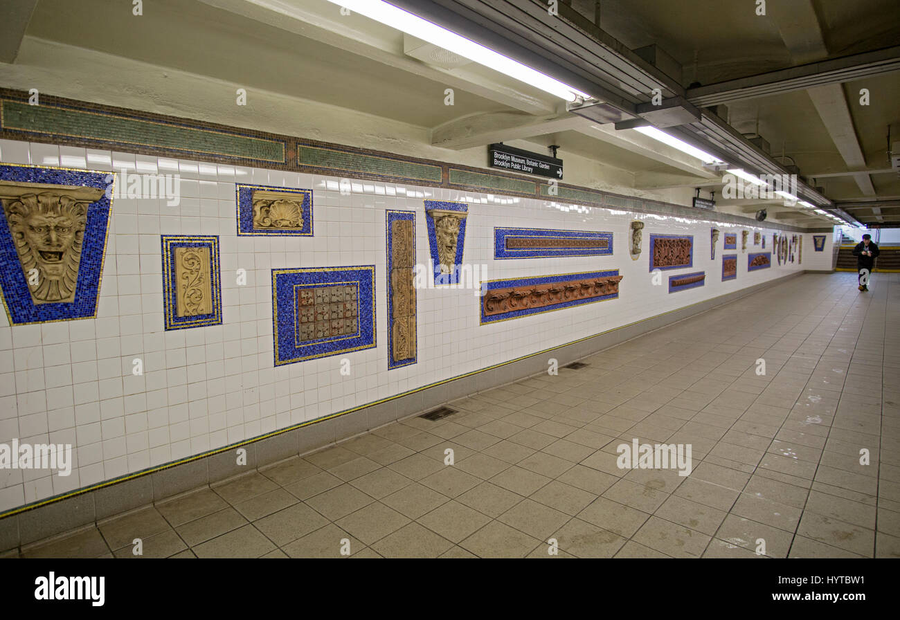 Arte in esposizione presso la Eastern Parkway Brooklyn Museum stazione della metropolitana a Prospect Heights di Brooklyn, a New York City Foto Stock