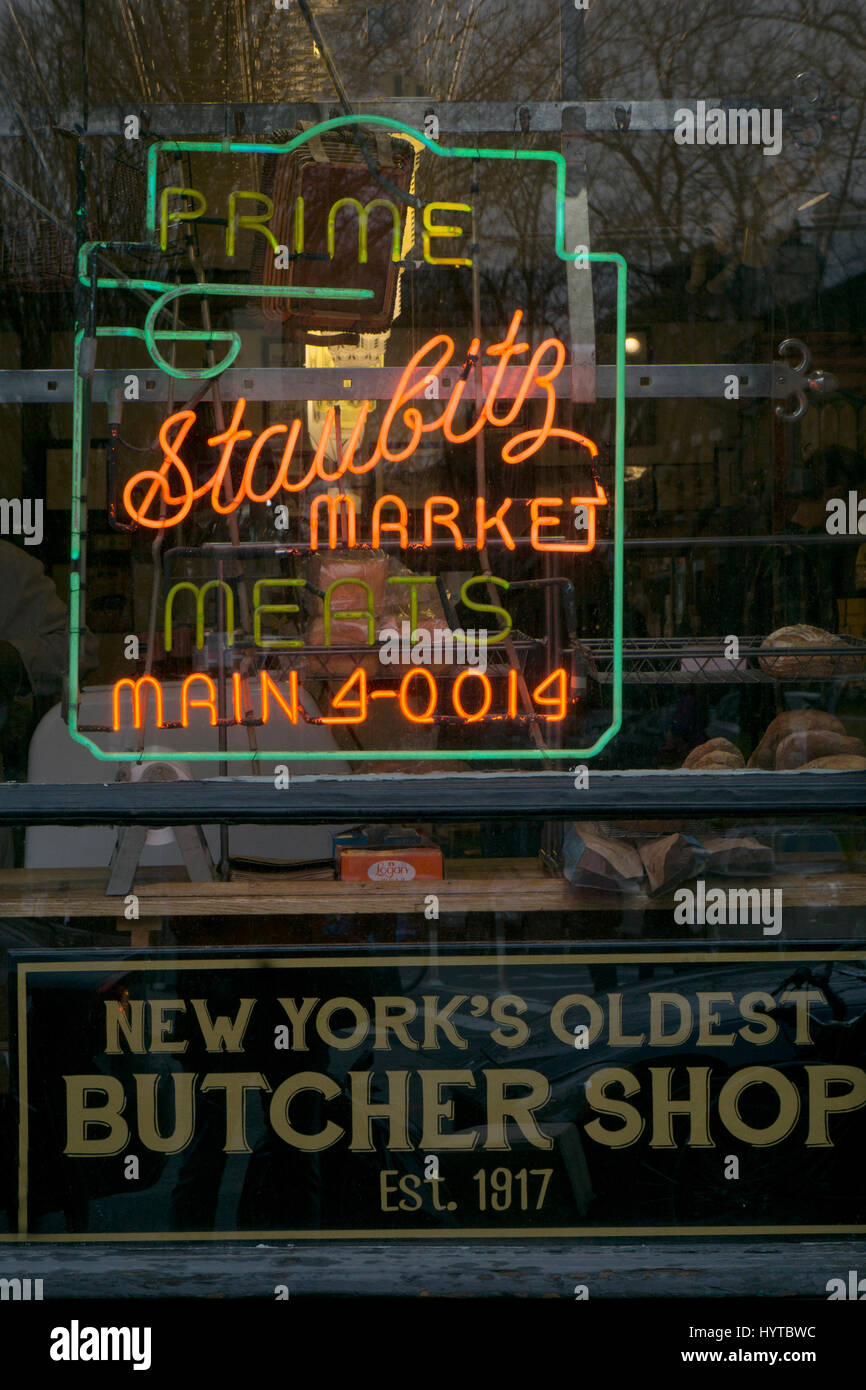 Una vecchia insegna al neon al mercato Staubitz corte sulla strada di ciottoli sezione collina di Brooklyn, New York. Foto Stock