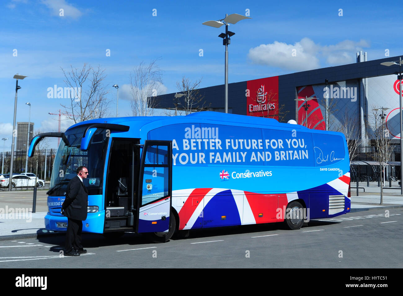 Il Conservatore campagna elettorale bus fuori di Glasgow Emirates Stadium dove David Cameron ha contribuito a lanciare il conservatore scozzese manifesto Foto Stock