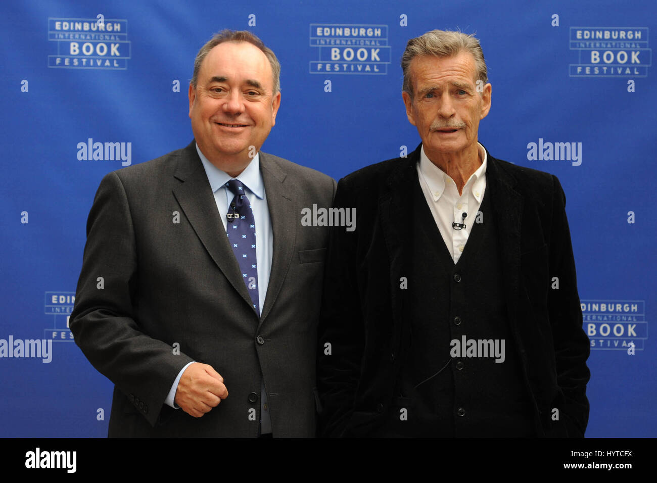 Immagine del file: acclamato scrittore scozzese William McIlvanney (R), raffigurato all'Edinburgh International Book Festival con Scottish ex Primo Ministro Alex Salmond (L). Foto Stock
