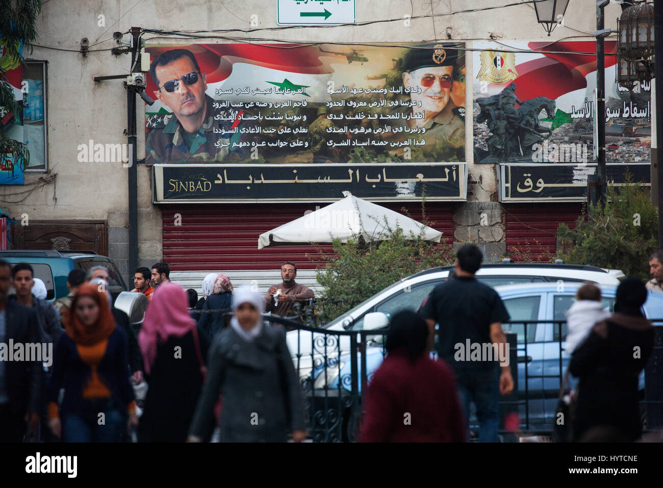 Ritratti di Bashar al-Assad sulla strada Foto Stock