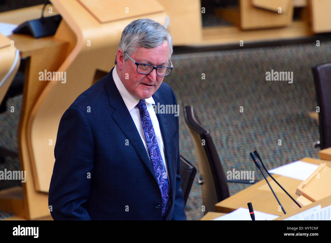 Scottish il Ministro dell'energia Fergus Ewing fa una dichiarazione al Parlamento Scozzese il Governo scozzese ha risposto alla decisione del governo del Regno Unito alla fine per centrali eoliche onshore sovvenzioni all'inizio Foto Stock