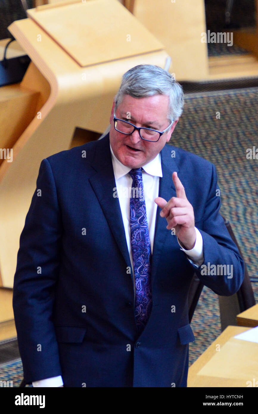 Scottish il Ministro dell'energia Fergus Ewing fa una dichiarazione al Parlamento Scozzese il Governo scozzese ha risposto alla decisione del governo del Regno Unito alla fine per centrali eoliche onshore sovvenzioni all'inizio Foto Stock