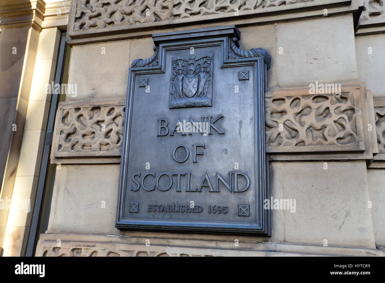 Una Banca di Scozia la placca sulla parte anteriore della tre-cento-anno-vecchia sede sul tumulo di Edimburgo, ora parte di Lloyds Banking Group Foto Stock