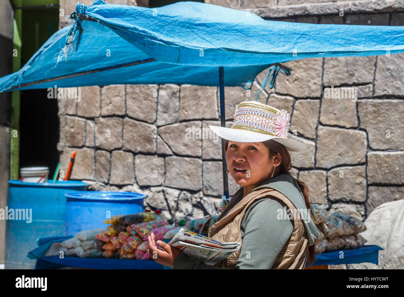 Donna locale nel tradizionale ricamato rosa hat con rosetta, Chivay, una cittadina nella valle di Colca, capitale della provincia di Caylloma, regione di Arequipa, Perù Foto Stock