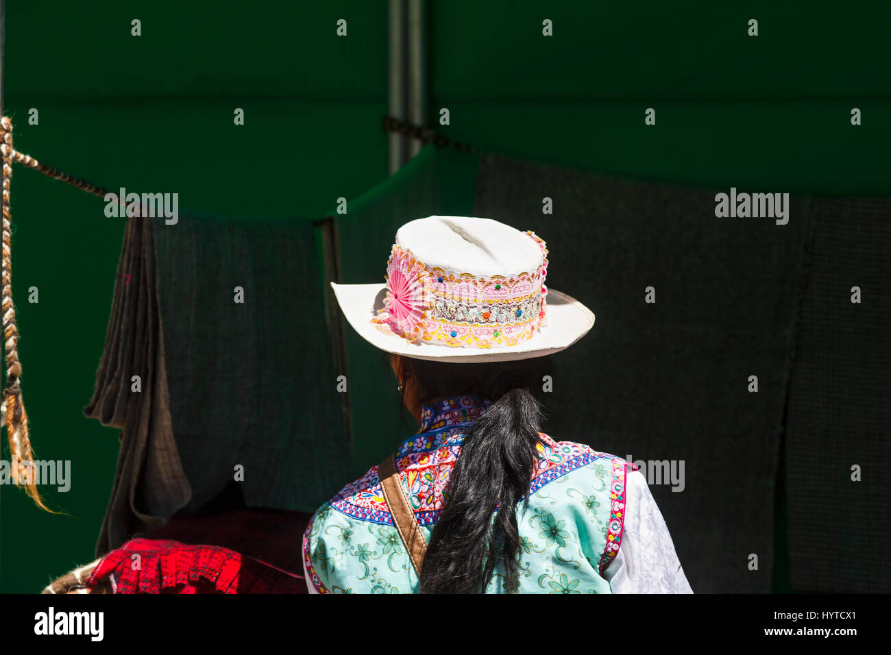 Donna locale indossando il tradizionale ricamato hat con rosetta, Chivay, una cittadina nella valle di Colca, capitale della provincia di Caylloma, regione di Arequipa, Perù Foto Stock