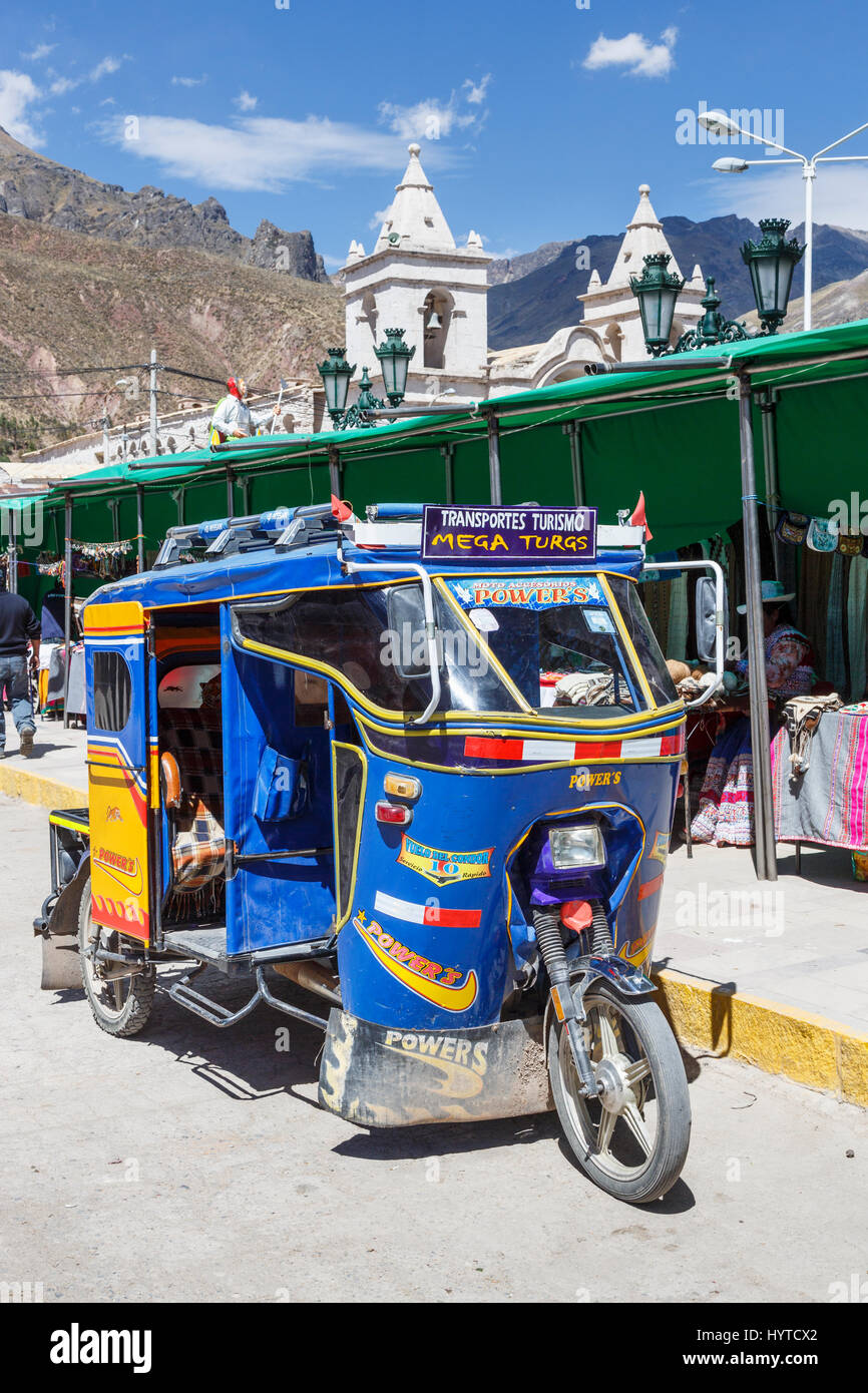 Colorato locale mototaxi trasporti nella piazza della città Chivay, una cittadina nella valle di Colca, capitale della provincia di Caylloma, regione di Arequipa, Perù Foto Stock