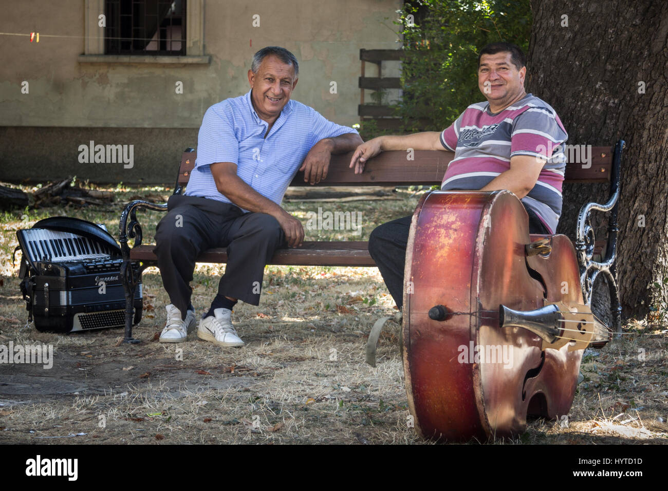 PANCEVO, SERBIA - Agosto 1, 2015: due musicisti serbo (uno accordeonist, uno contrabassist) avente una pausa prima di una immagine di prestazioni di due vecchi Foto Stock