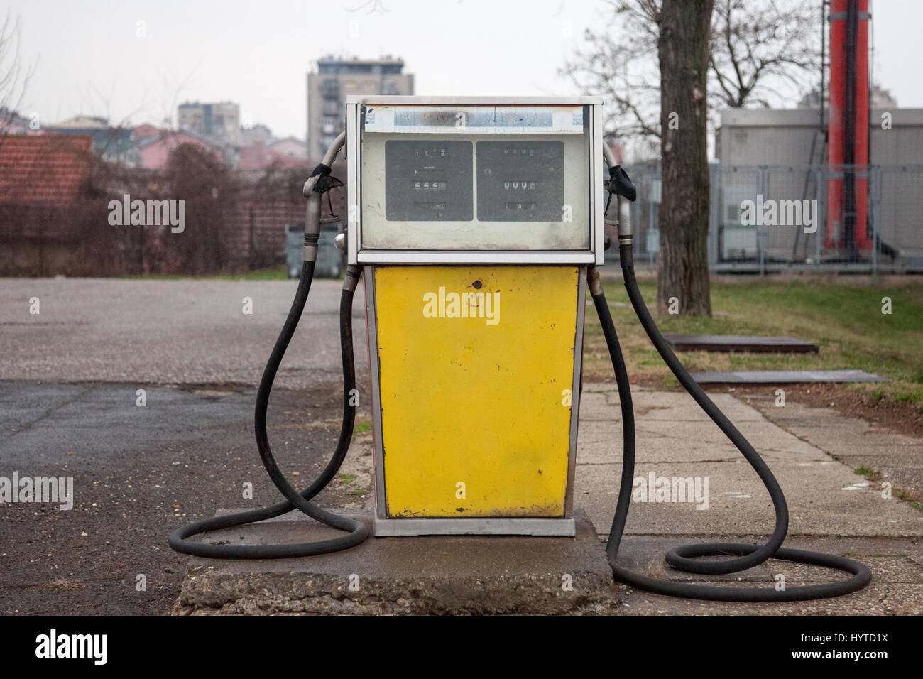 Arrugginito, vecchio e abbandonato distributore di gas in un ex stazione di benzina shot nel sobborgo di Belgrado, Serbia la foto di un vecchio giallo pompa del gas in un petro Foto Stock