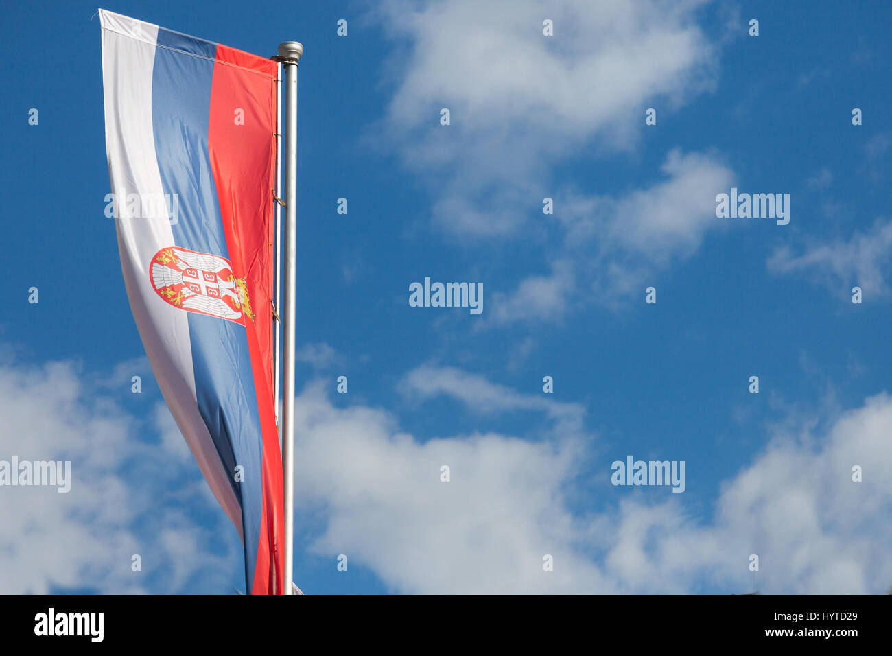 Foto di bandiera ufficiale della Repubblica di Serbia, con un backround di cielo blu e nuvole immagine della bandiera serba preso da di un soleggiato ba Foto Stock