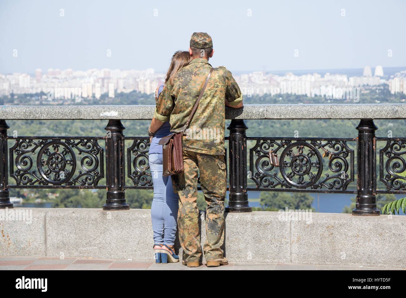 KIEV, UCRAINA - 8 agosto 2015: soldato ucraino in congedo dall'Ucraina orientale conflitto osservando il panorama di Kiev con la sua ragazza foto di un Foto Stock