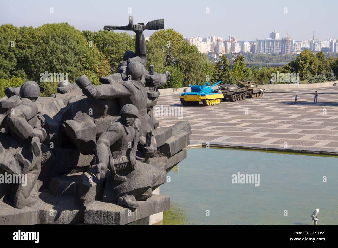 KIEV, UCRAINA - 9 agosto 2015: statua comunista nel museo della Grande Guerra Patriottica, un russo T55 serbatoio catturato in Ucraina orientale dalla Ukrai Foto Stock