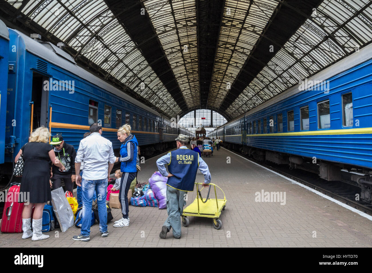 LVIV, Ucraina - Agosto 21, 2015: persone arrivare preparati a bordo di un treno sulle piattaforme di Lviv stazione ferroviaria Foto di turisti ucraini boardi Foto Stock