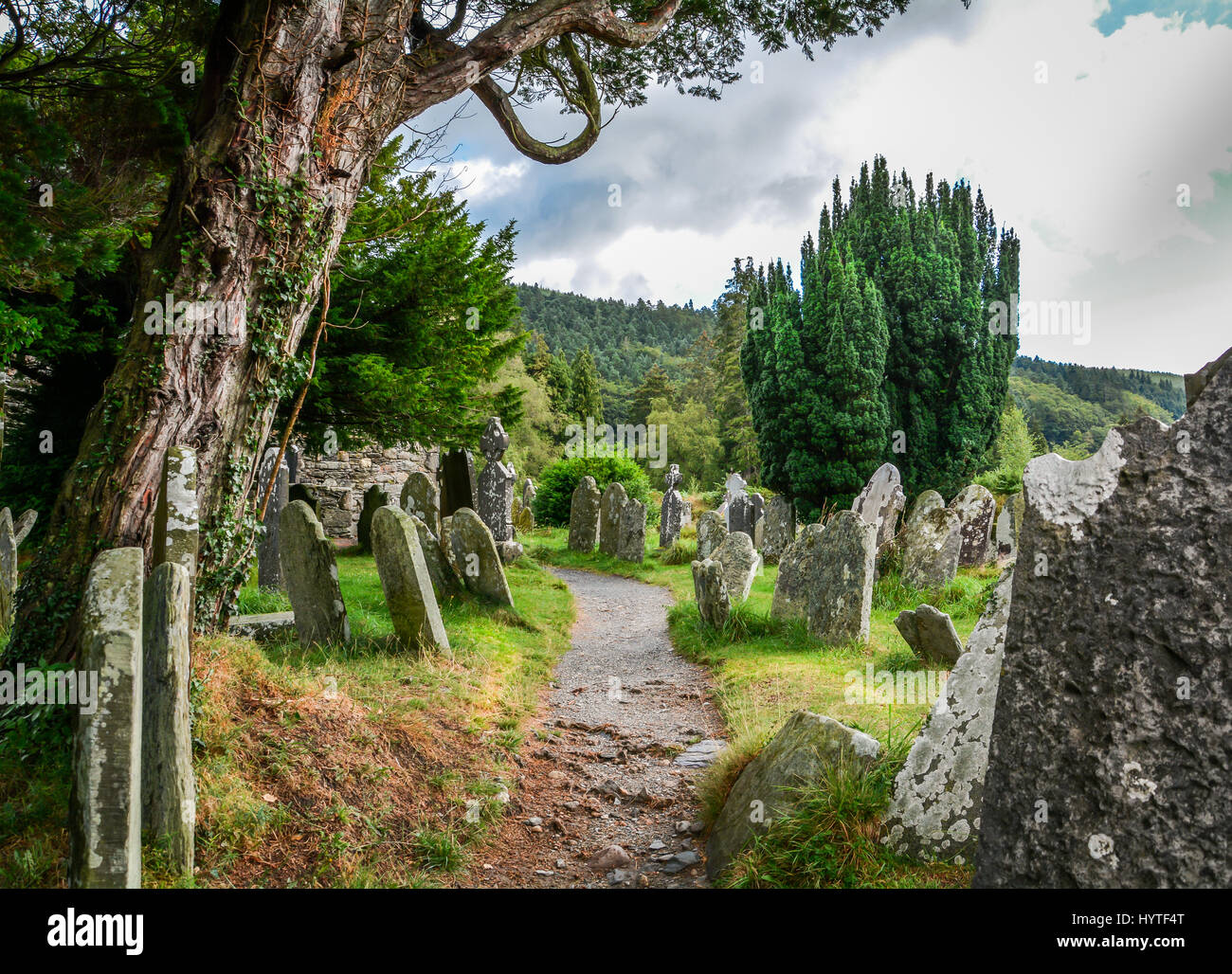 Percorso tra le lapidi in sito monastico di Glendalough, County Wicklow, Irlanda Foto Stock