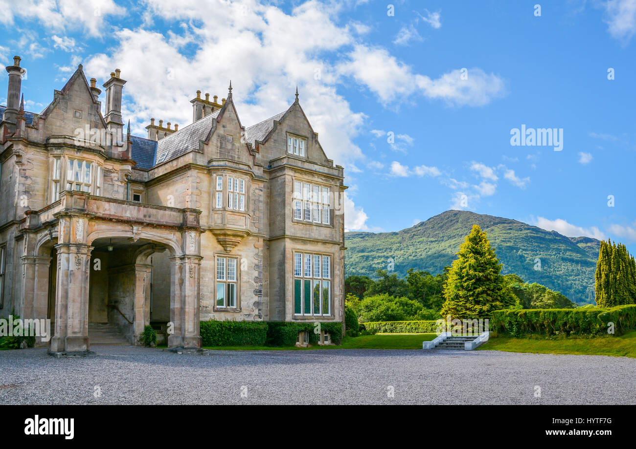 Vista laterale di Muckross House su una mattina di sole, nella contea di Kerry, Irlanda, Agosto-07-2015 Foto Stock