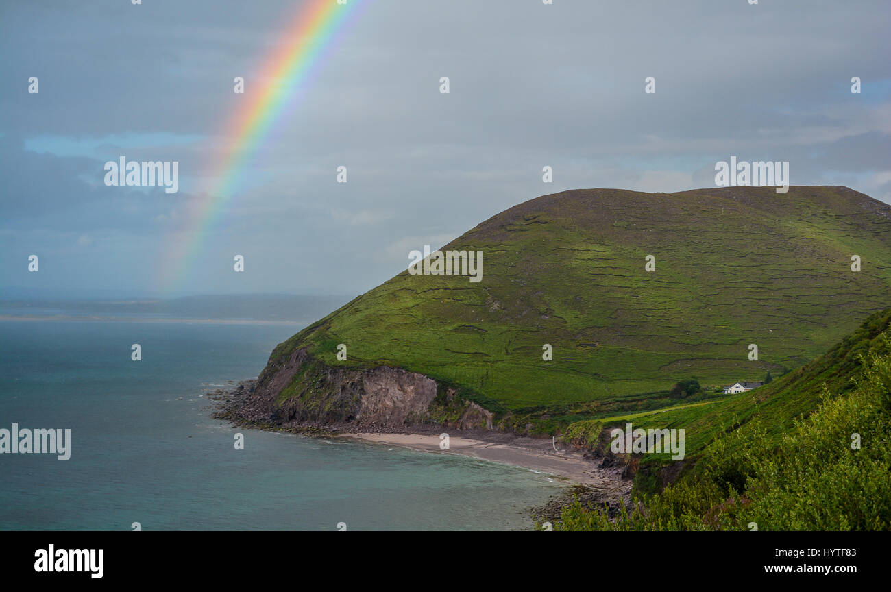 Rainbow in un pomeriggio piovoso sul Ring di Kerry costa, Irlanda Foto Stock