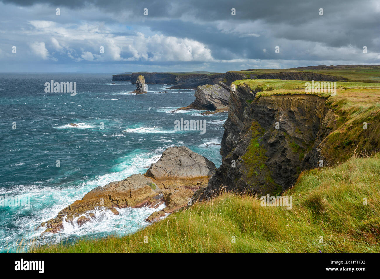 Rocce e onde vicino a Kilkee, County Clare, Irlanda Foto Stock