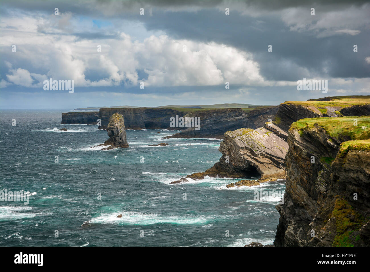 Rocce e onde vicino a Kilkee, County Clare, Irlanda Foto Stock