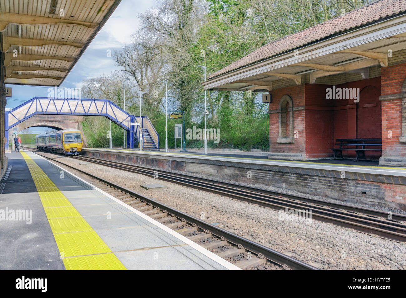 Classe 165 DMU avvicinando Mortimer station Foto Stock