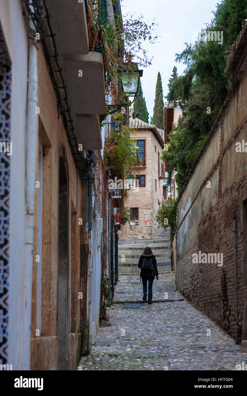 Calle Gumiel de San Pedro, El Albaicín, Granada, Spagna: Un vicolo tranquillo nel vecchio quartiere moresco. MODELLO RILASCIATO Foto Stock