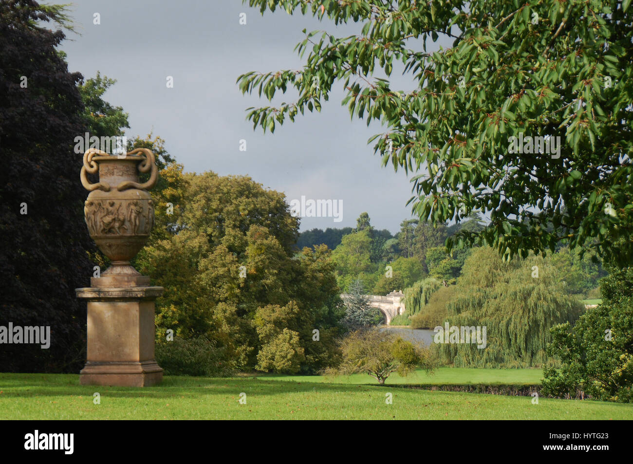 Una vista del lago di Capability Brown e del suo Lion Bridge a Burghley Park Foto Stock