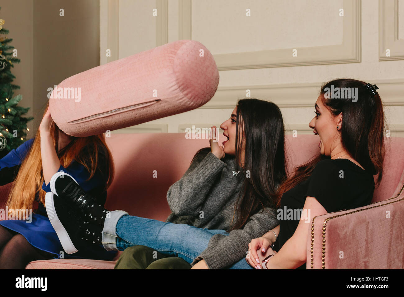 Tre belle ragazze giovani cuscini. Studio orizzontale di close-up verticale. Foto Stock