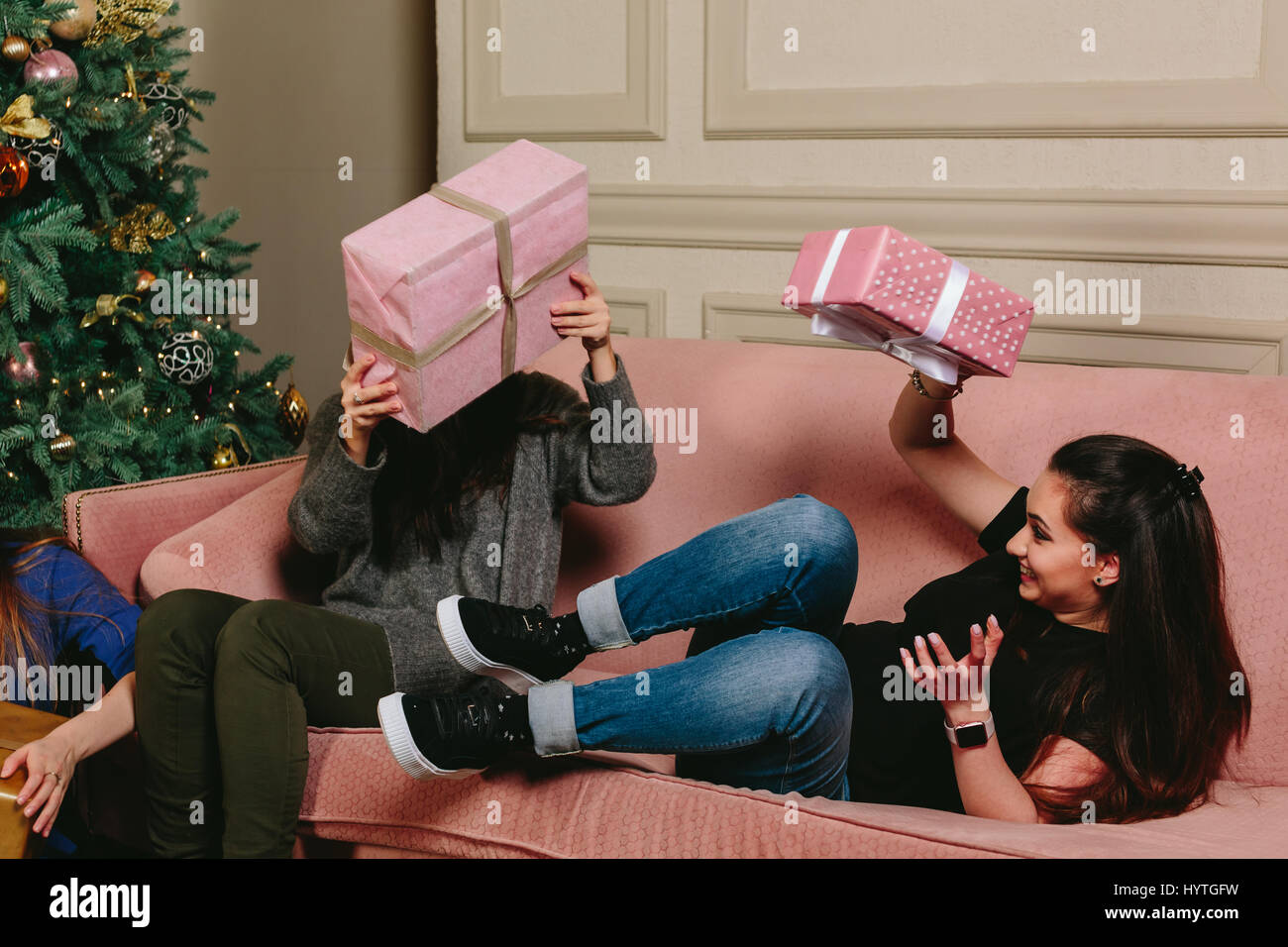 Belle ragazze giovani aventi divertenti regali per condividere. studio foto orizzontale. Foto Stock