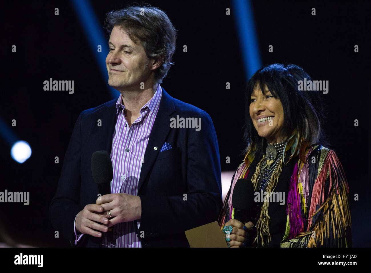 Jim Cuddy e Buffy Sainte-Marie presente Album dell'anno al 2017 premi di Juno. Foto Stock