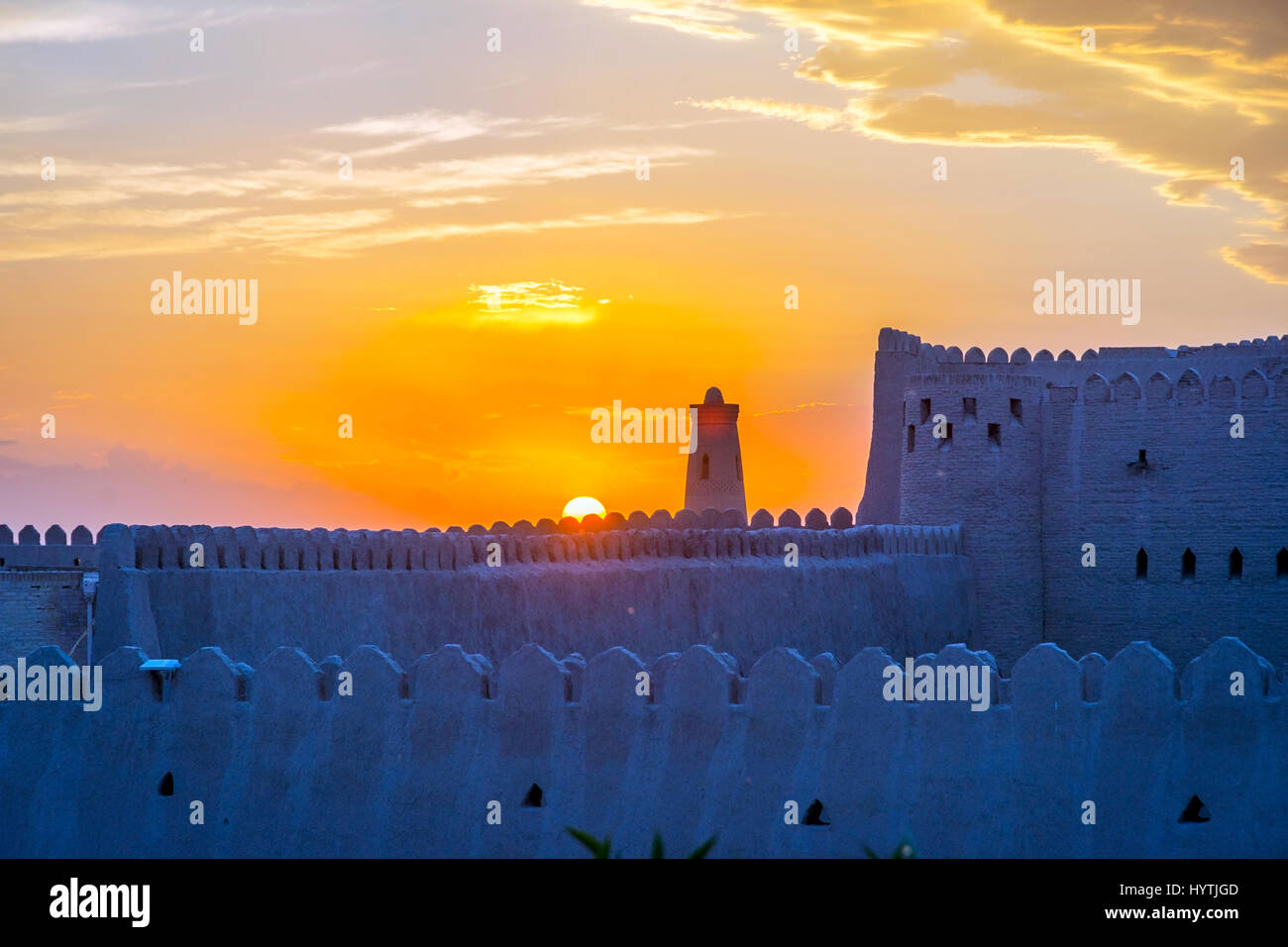 Silhouette di vecchie mura della città e il minareto in sunset, Khiva, Uzbekistan Foto Stock