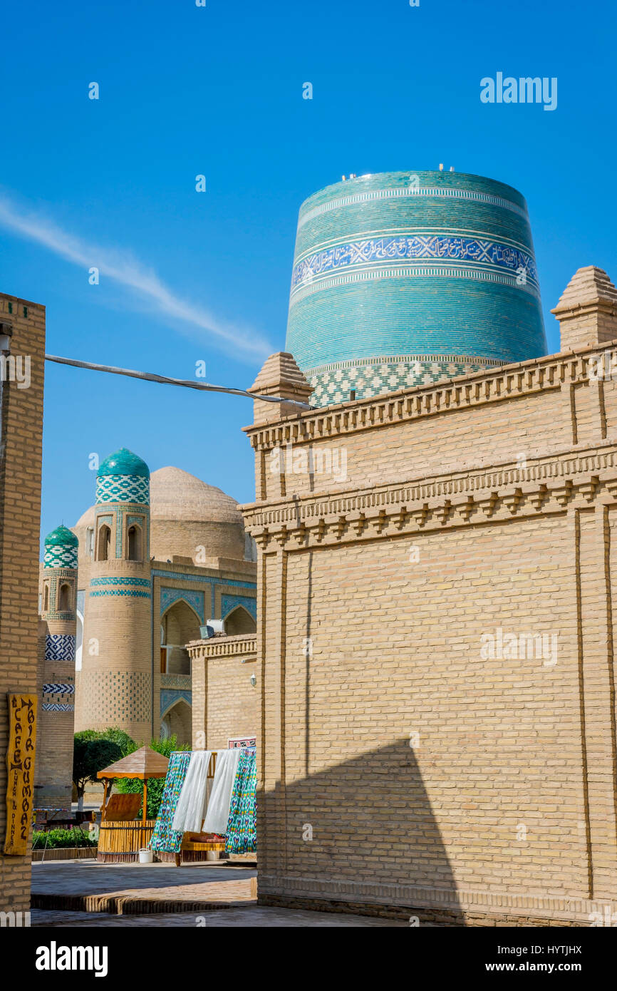 Vista di Khiva città vecchia con l'Islam Khoja minaret, Uzbekistan Foto Stock