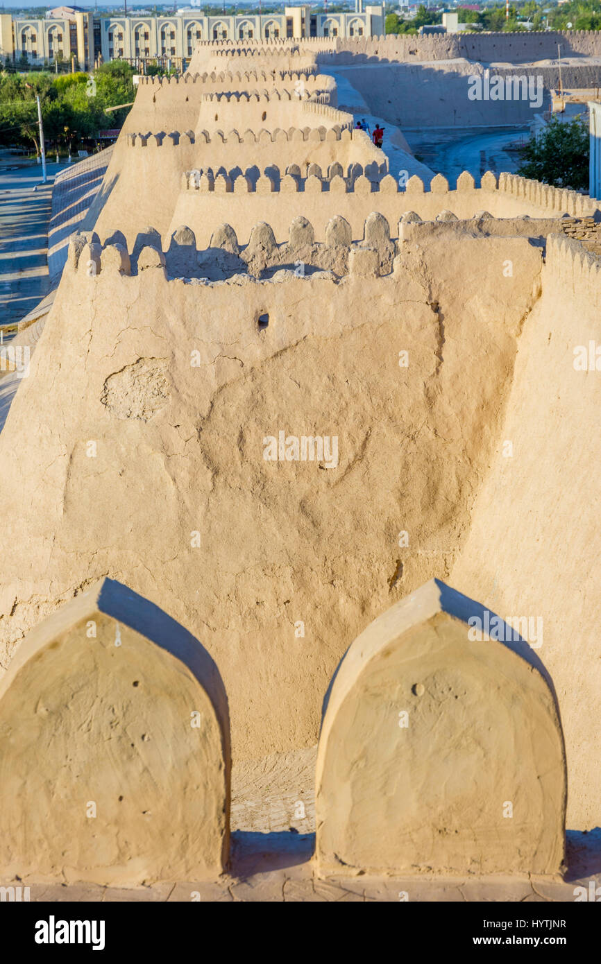 Vista sulla città vecchia parete fatta di fango, Khiva, Uzbekistan Foto Stock