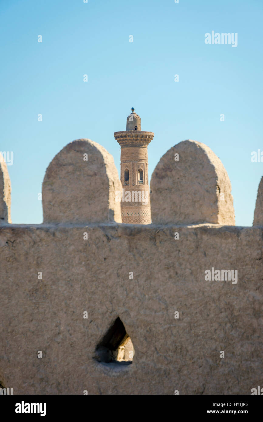 Vecchie mura della città e il minareto di fango, Khiva città vecchia, Uzbekistan Foto Stock