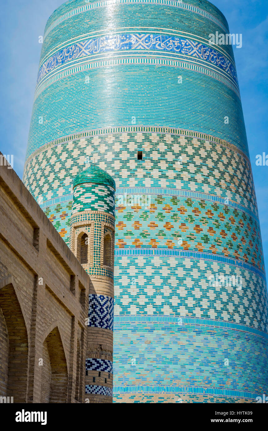 L'Islam Khoja minaret fatto di piastrelle blu, Khiva Uzbekistan Foto Stock