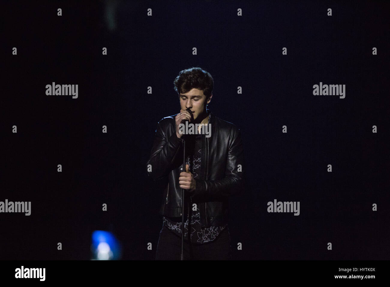 Shawn Mendes, vincitore del premio Choice del ventilatore, esegue al 2017 premi di Juno. Foto Stock