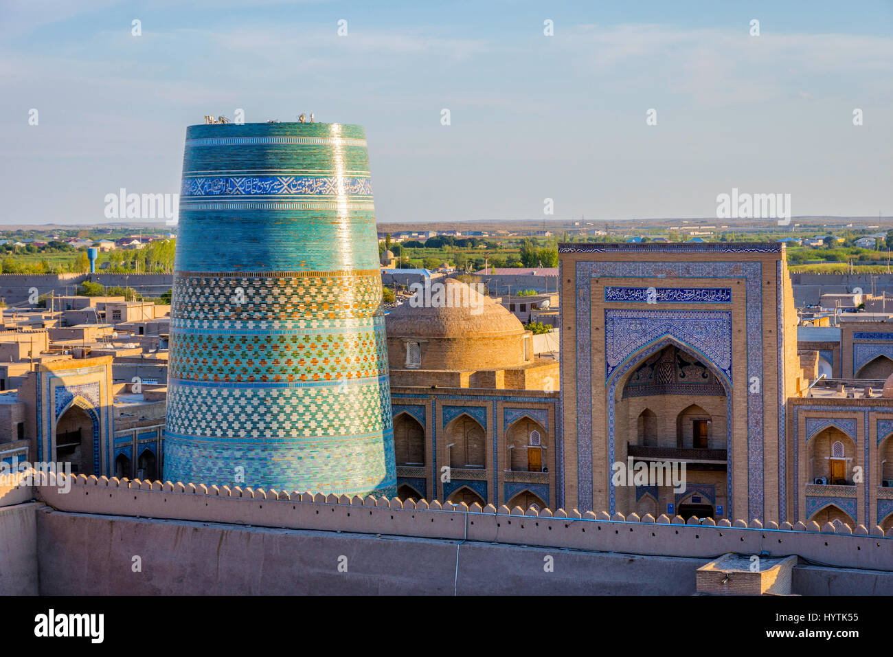 L'Islam Khoja minaret fatto di piastrelle blu e madrassa di Khiva, Uzbekistan Foto Stock