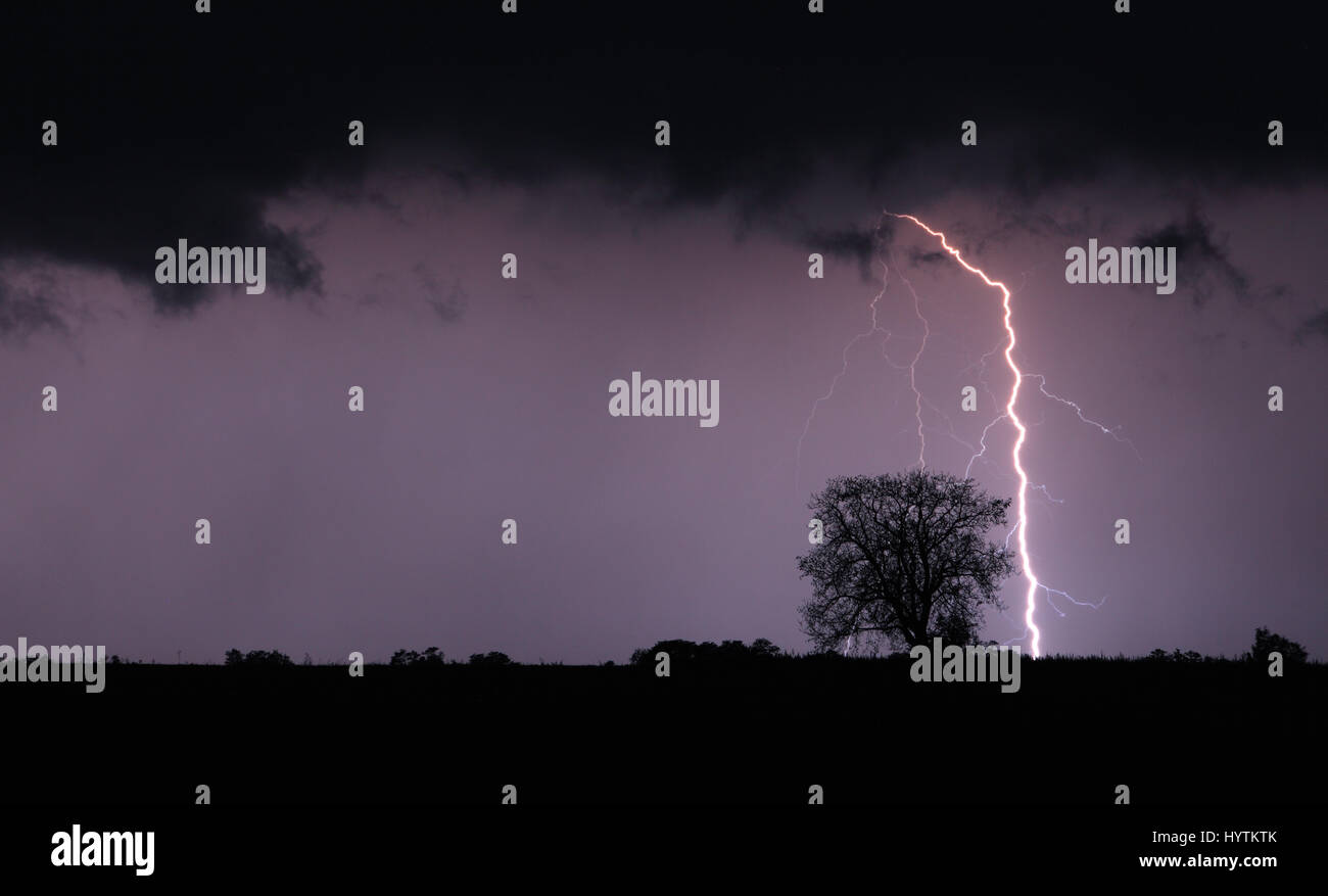 Il simbolo del fulmine e la tempesta Foto Stock