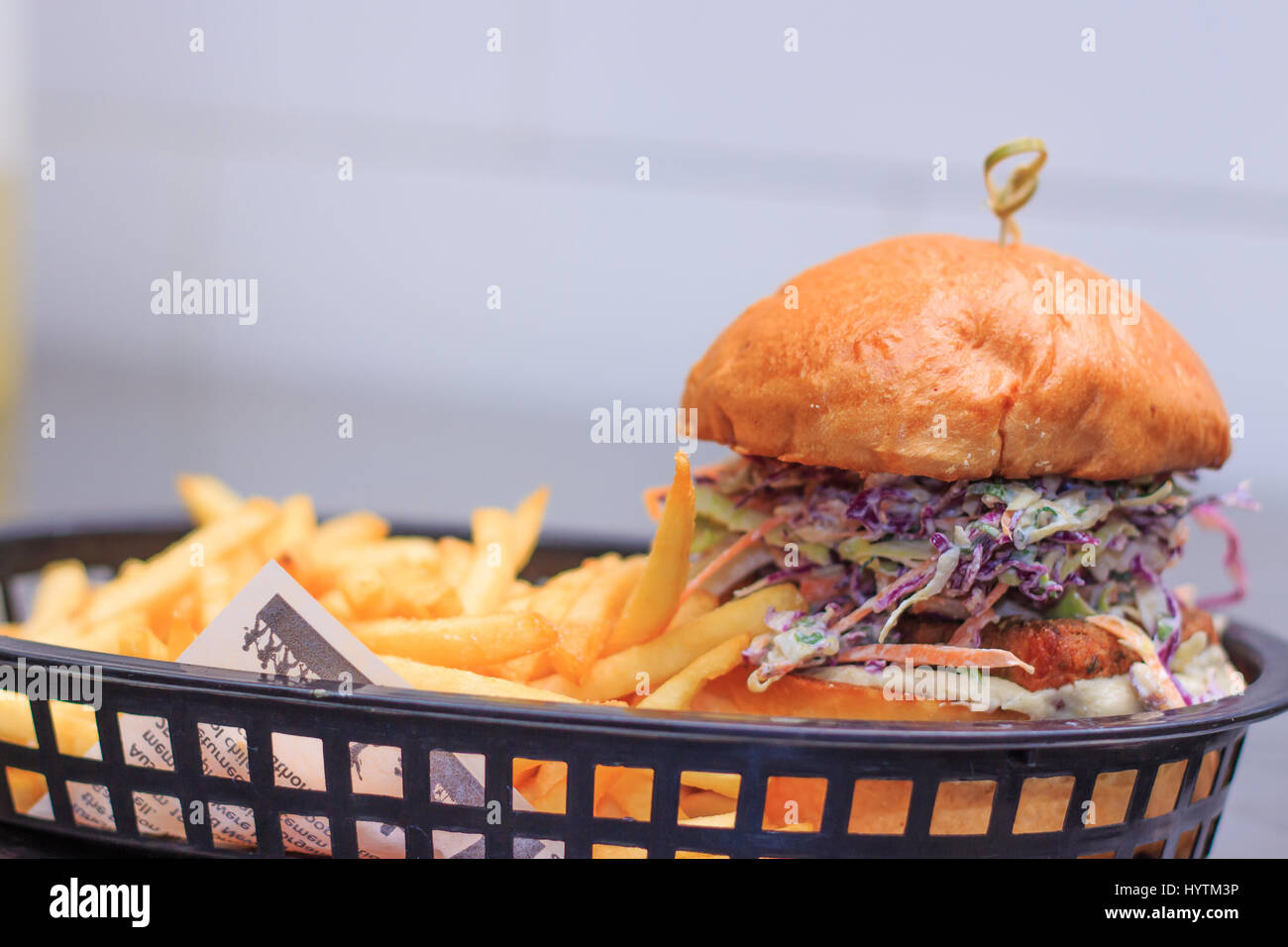Haloumi vegetariano burger con slaw, yogurt in servizio su una tavola di legno al Pub Australiano Bistro Foto Stock