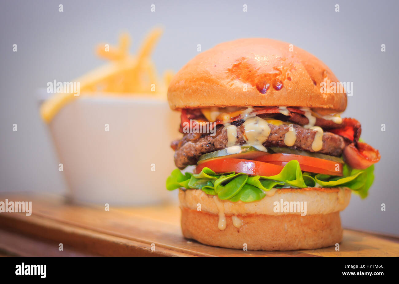 Carni bovine americane Brisket burger pronti a servire in un ristorante Foto Stock