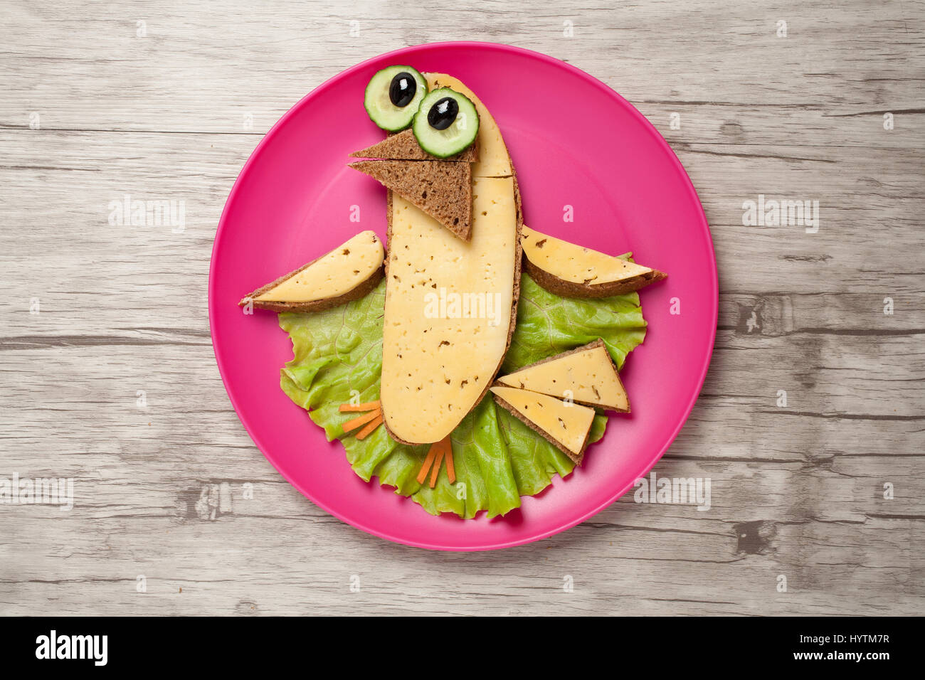 Sandwich composta di uccelli sulla piastra e scheda Foto Stock