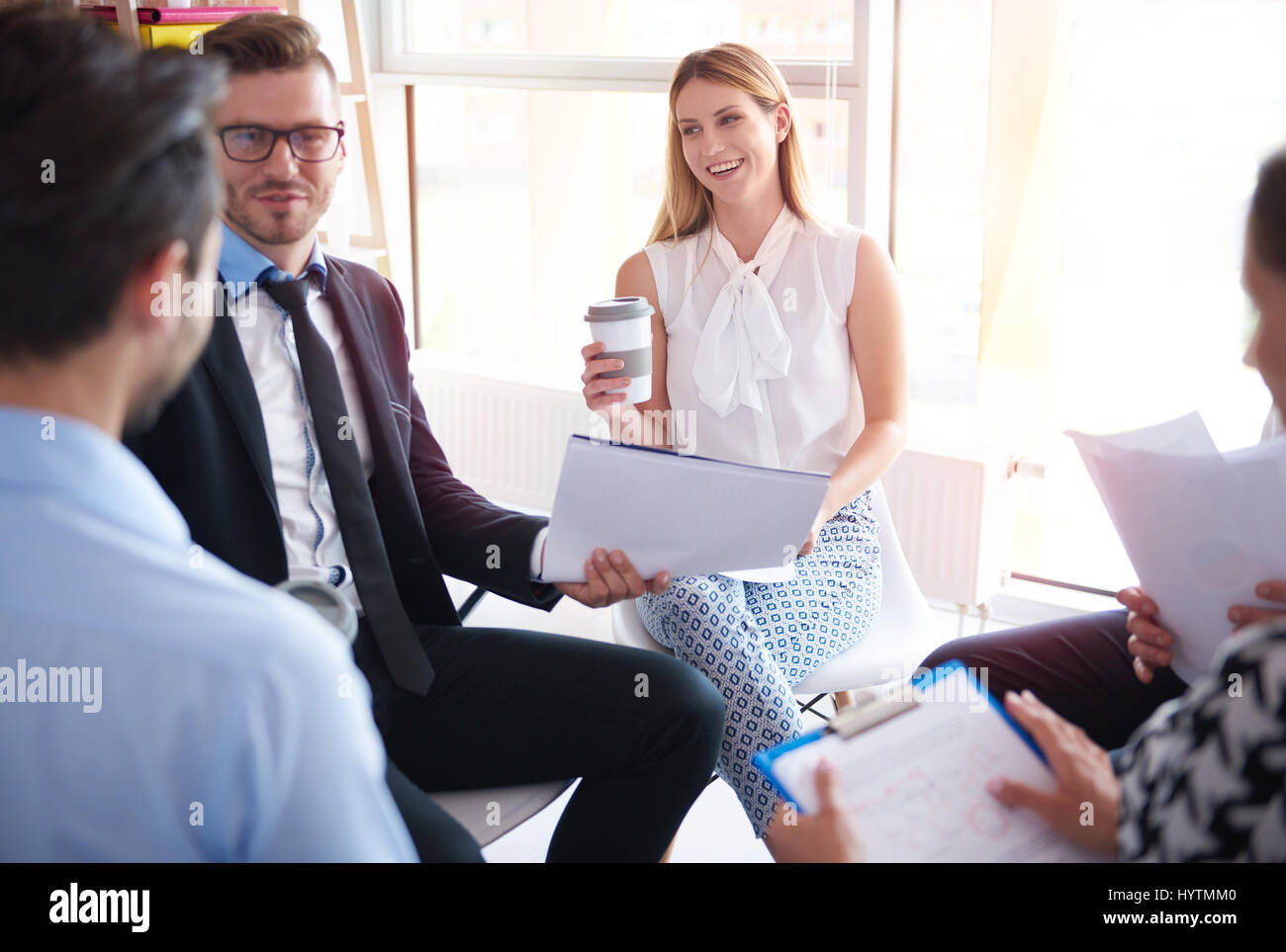 Divertente parlare durante la riunione di affari Foto Stock