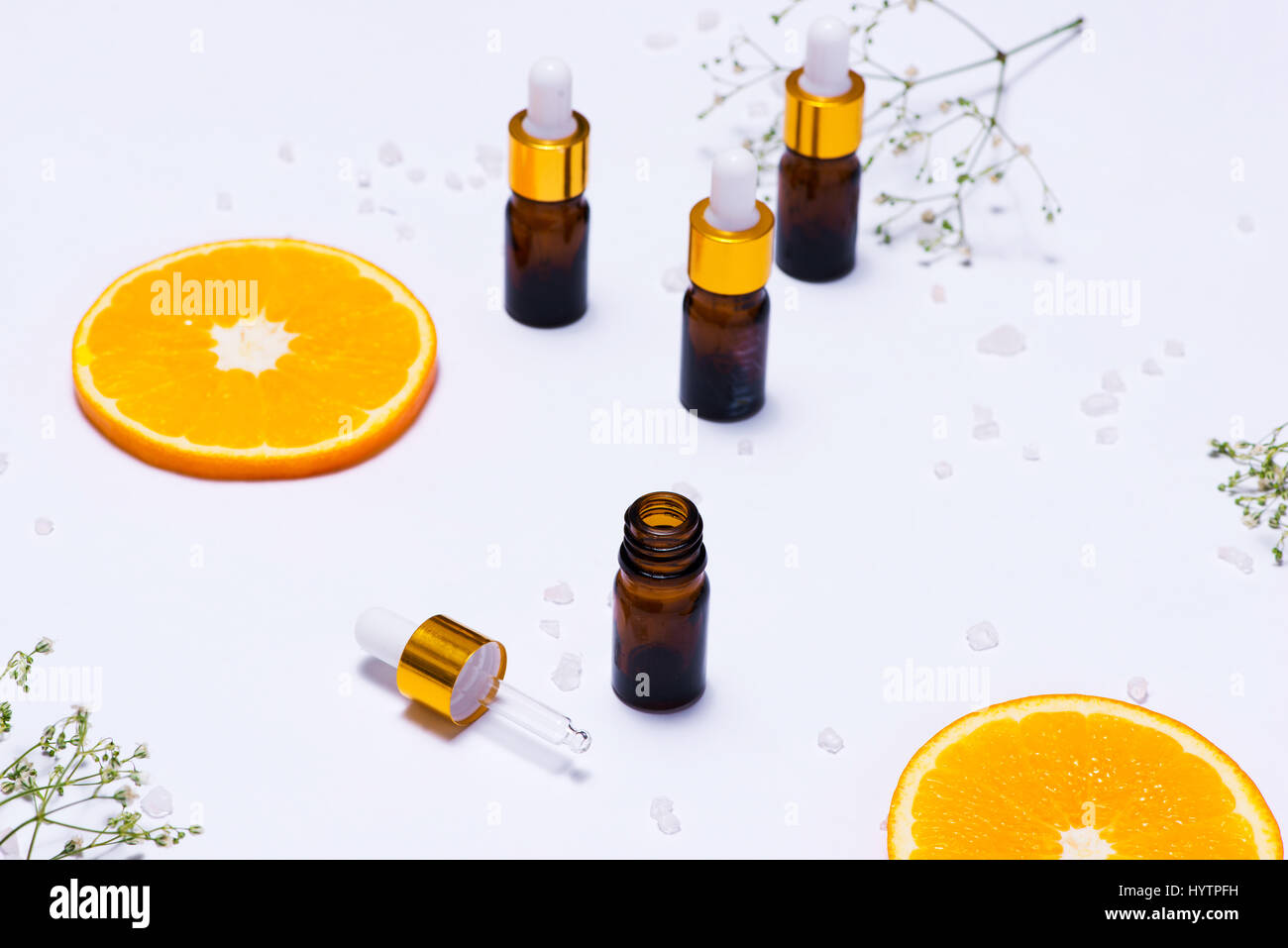 Il Branding mock-up. Olio essenziale naturale, bottiglia di cosmetici contenitori con fettine di arancia. Foto Stock