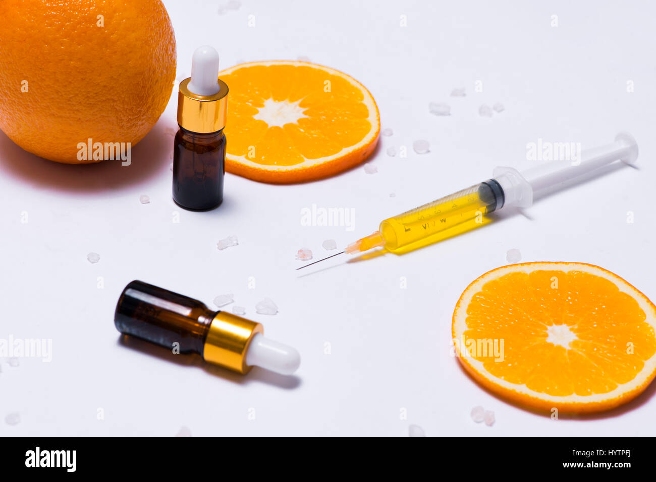 Il Branding mock-up. Olio essenziale naturale, bottiglia di cosmetici contenitori con fettine di arancia. Foto Stock